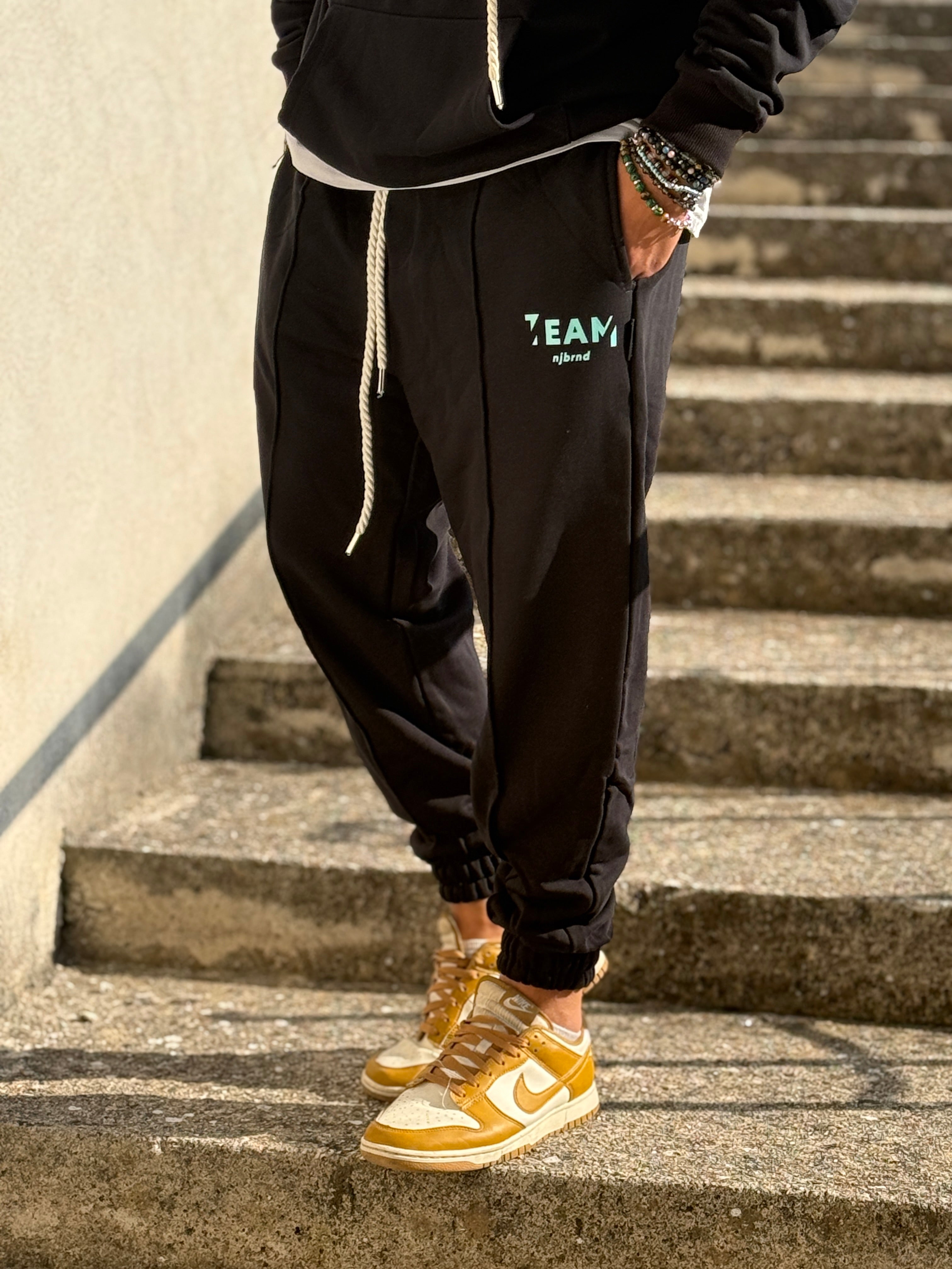 Coordinato tuta team over nera New Job Brand