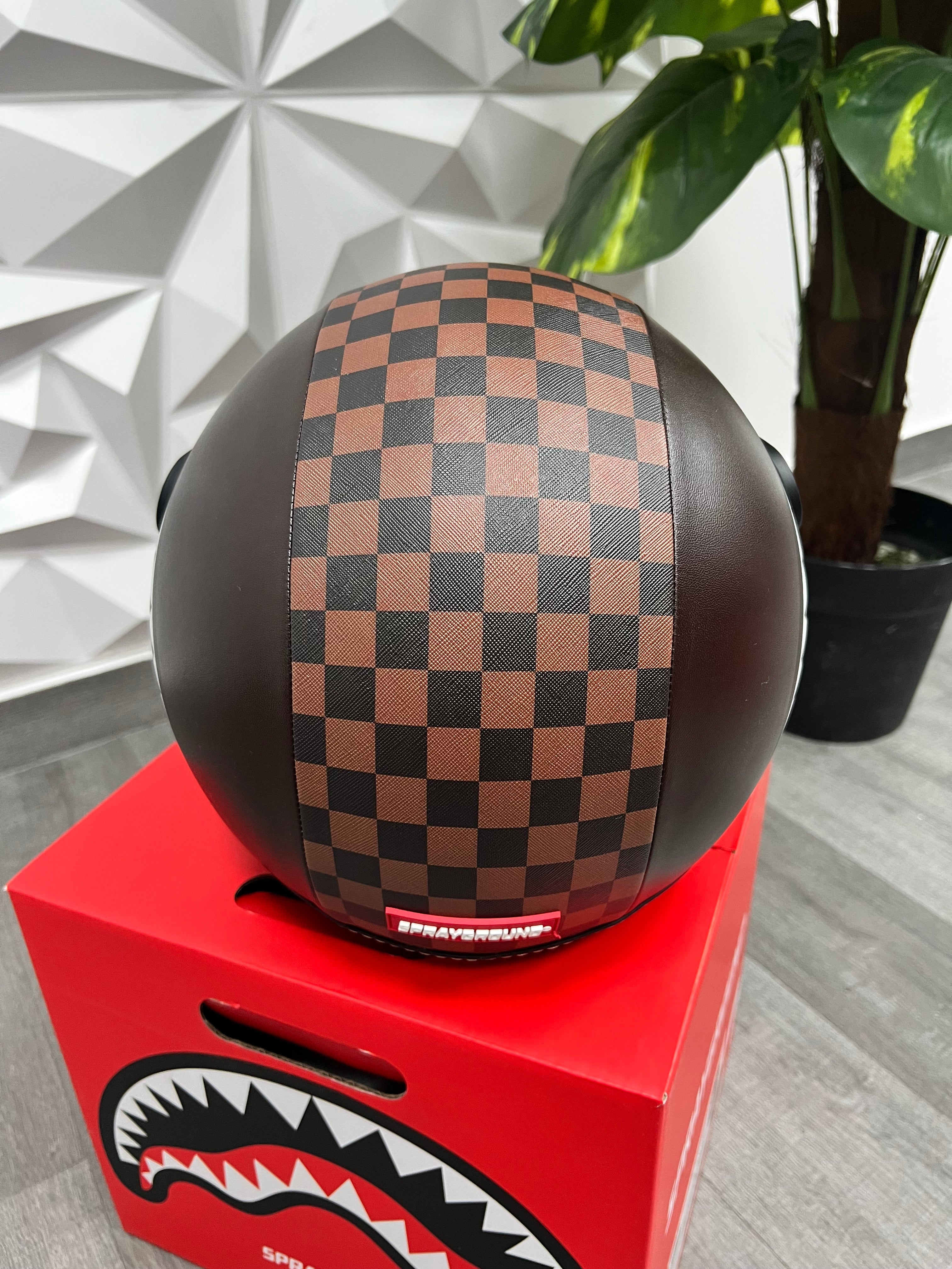 CASCO SPRAYGROUND MARRONE