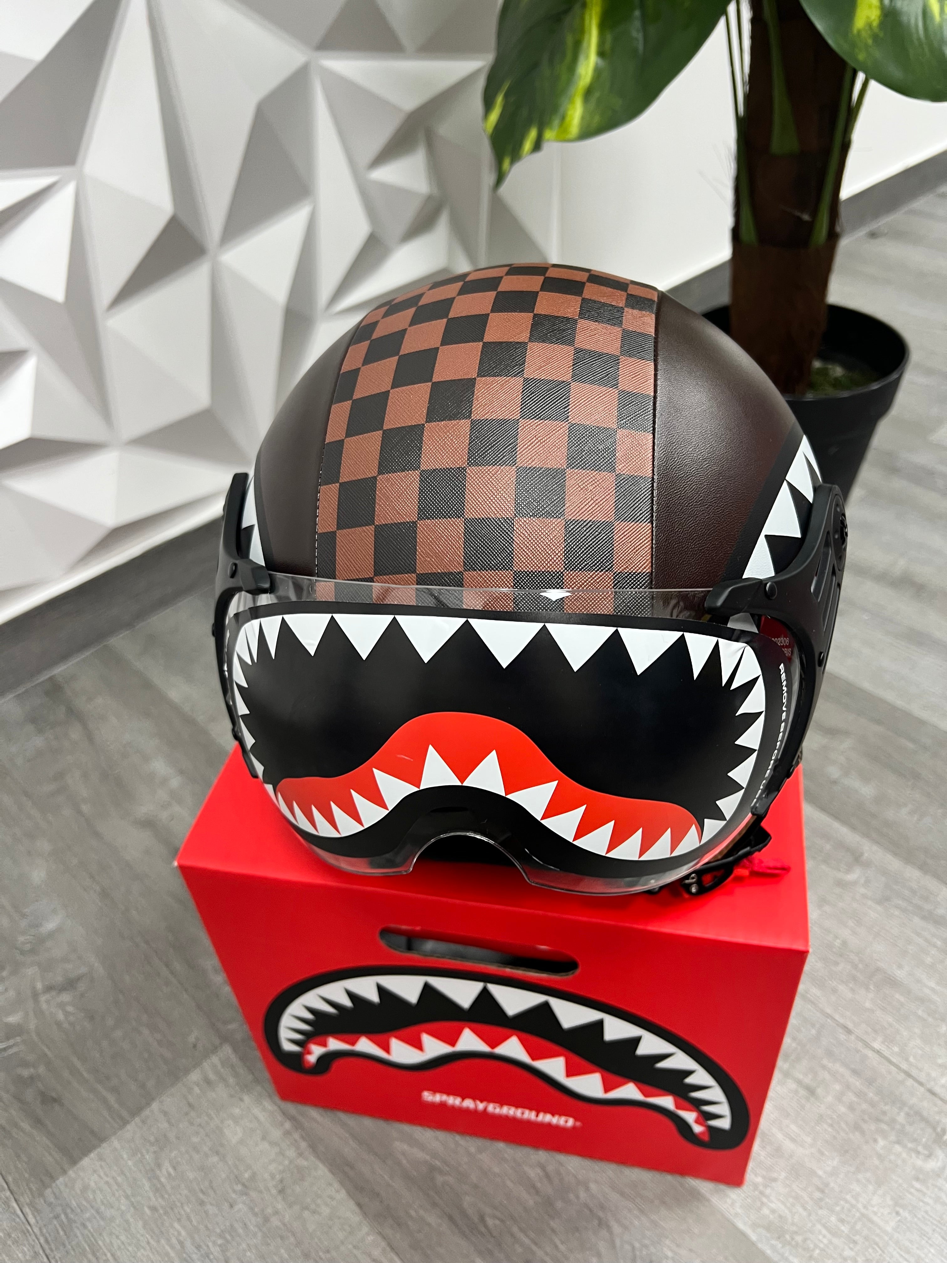 CASCO SPRAYGROUND MARRONE