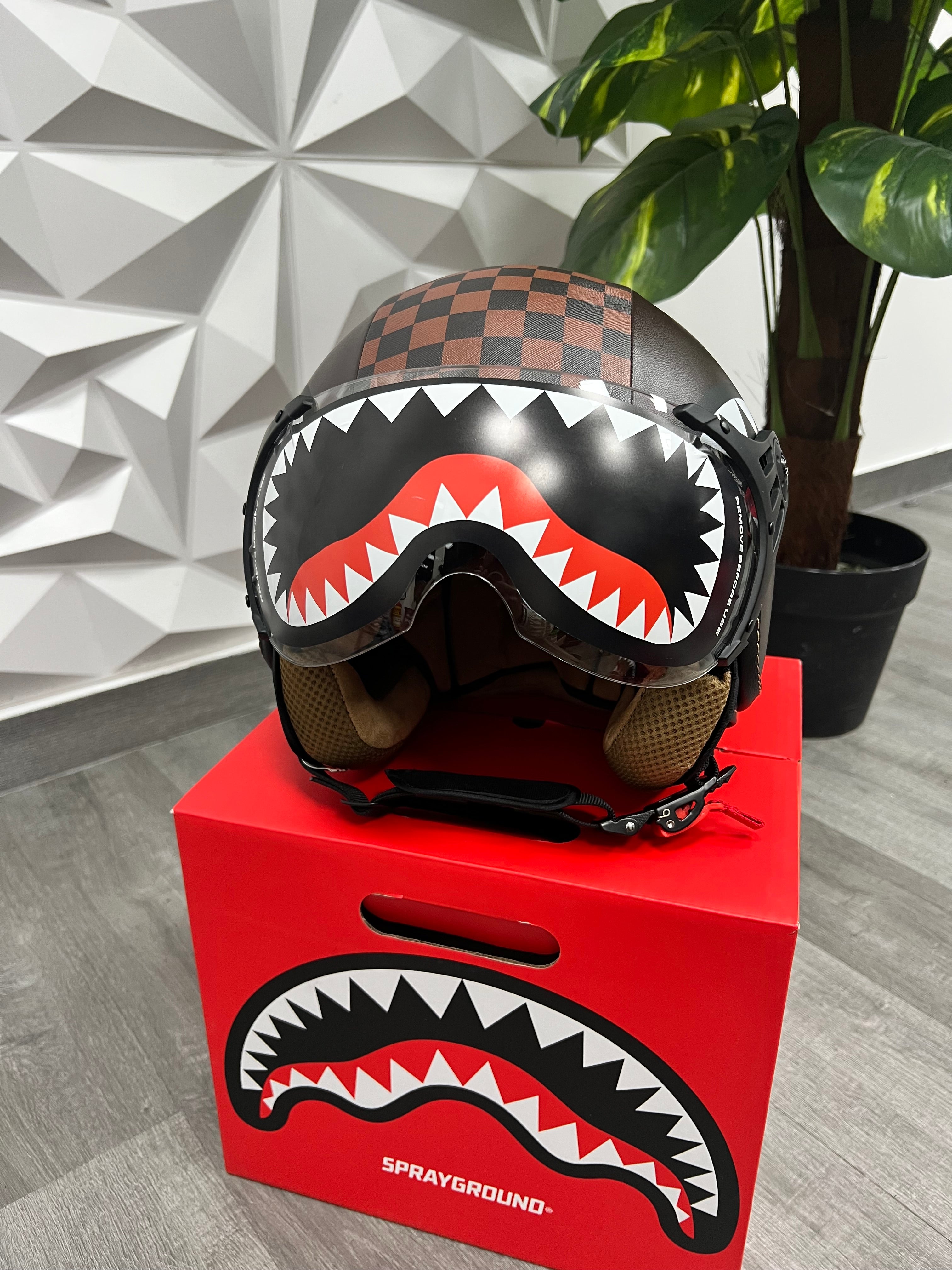 CASCO SPRAYGROUND MARRONE