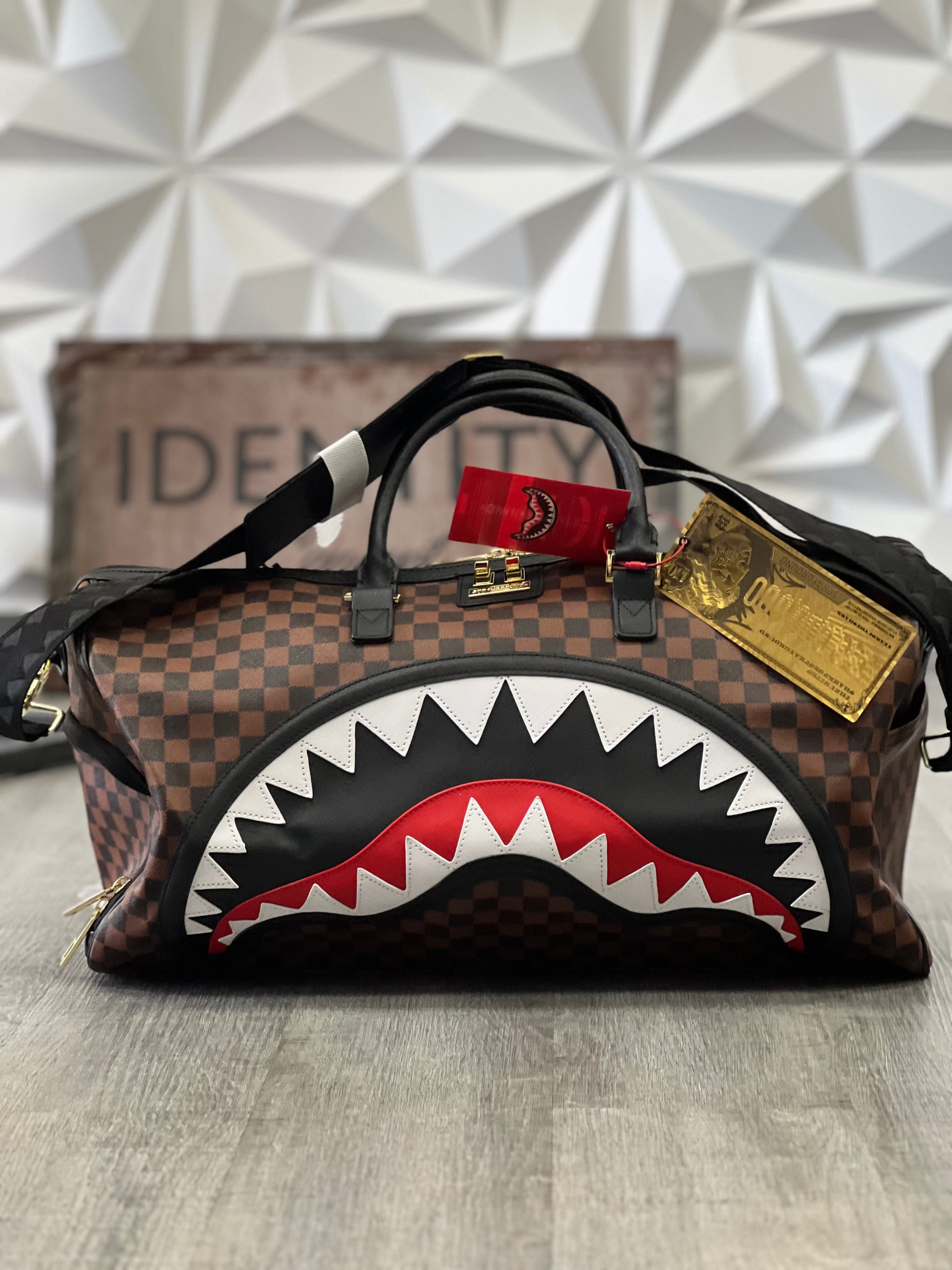 SPRAYGROUND BORSONE UOMO SAWTOOTH SHARKS IN PARIS DUFFLE 910D7836NSZ MARRONE