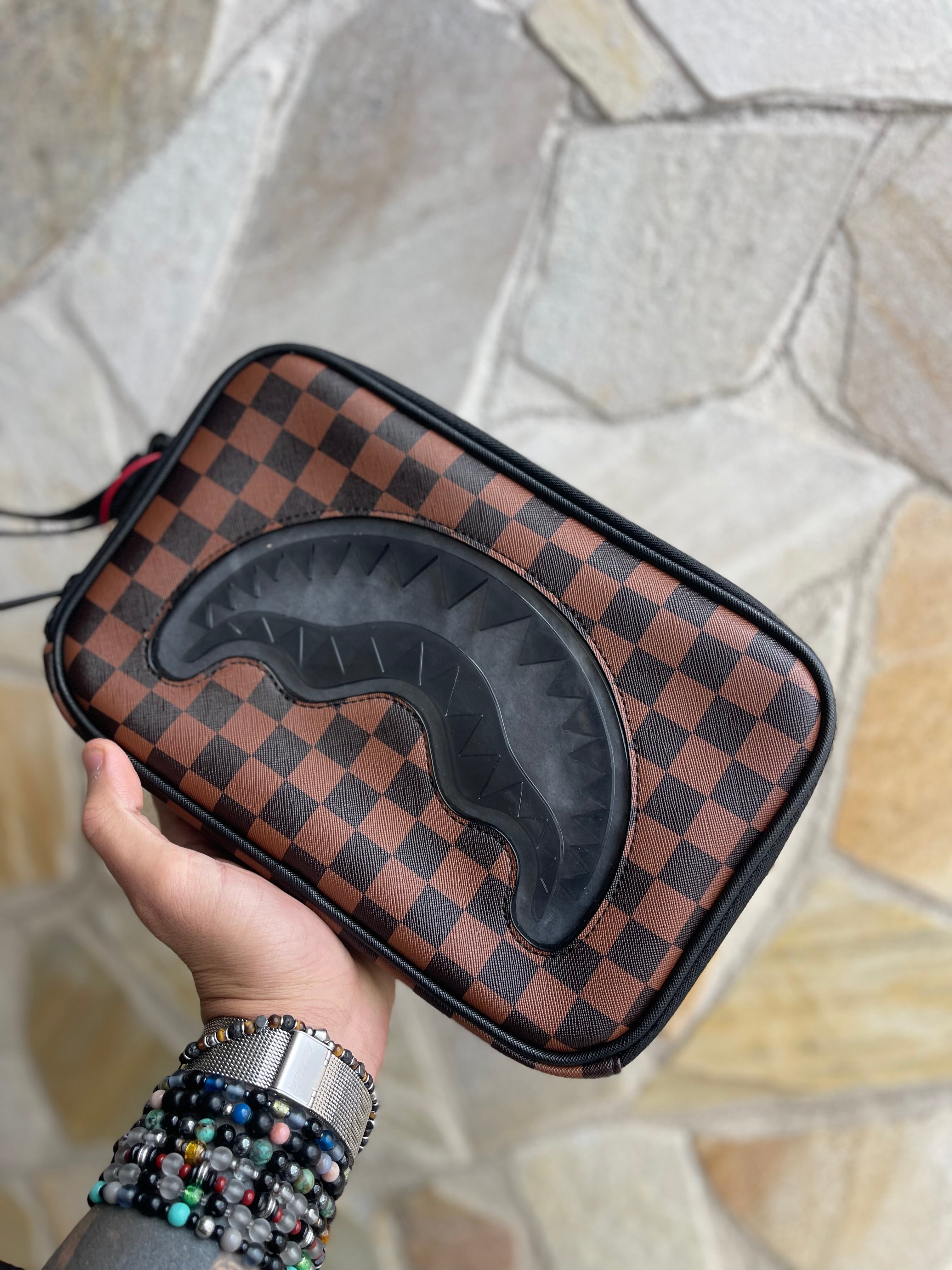 POCHETTE DOPPIA SPRAYGROUND SHARKS IN PARIS LENTICULAR CHOMP