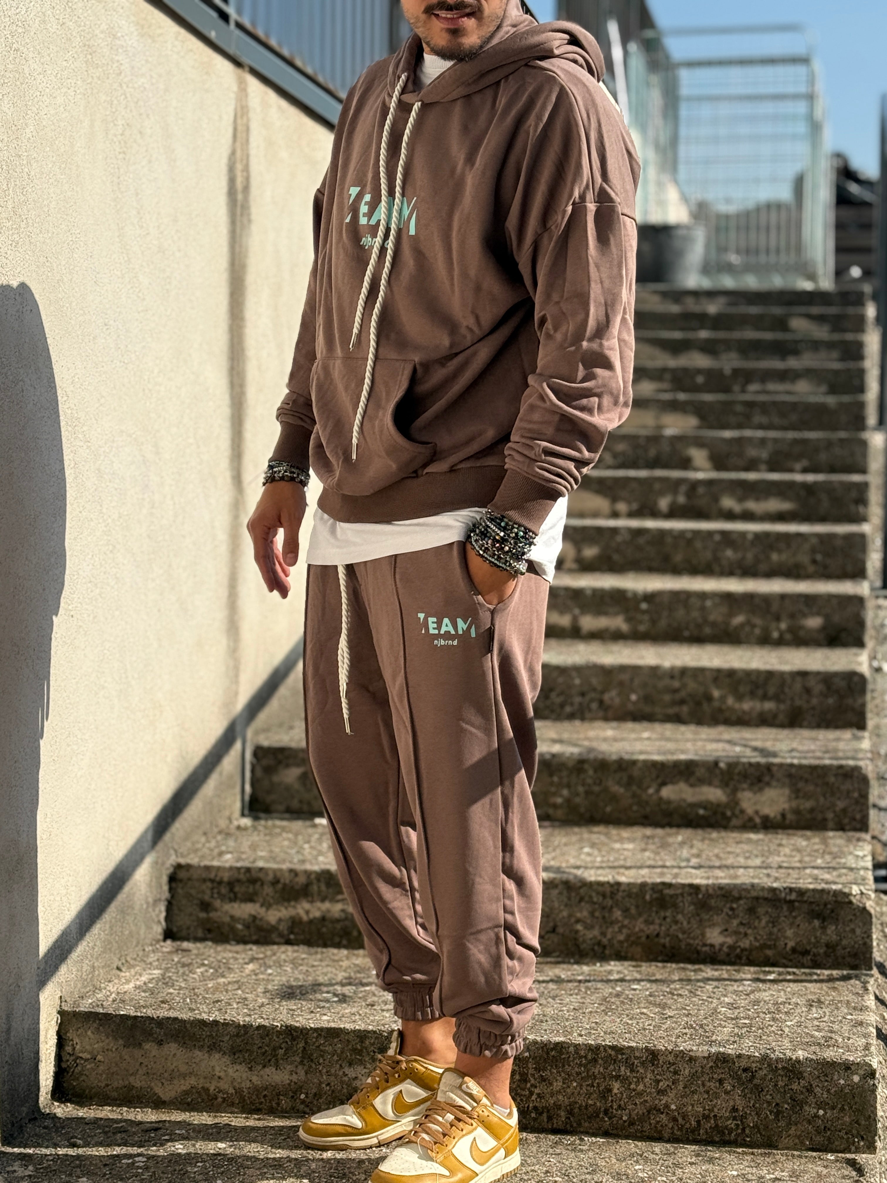 Coordinato tuta team  over marrone  New Job Brand