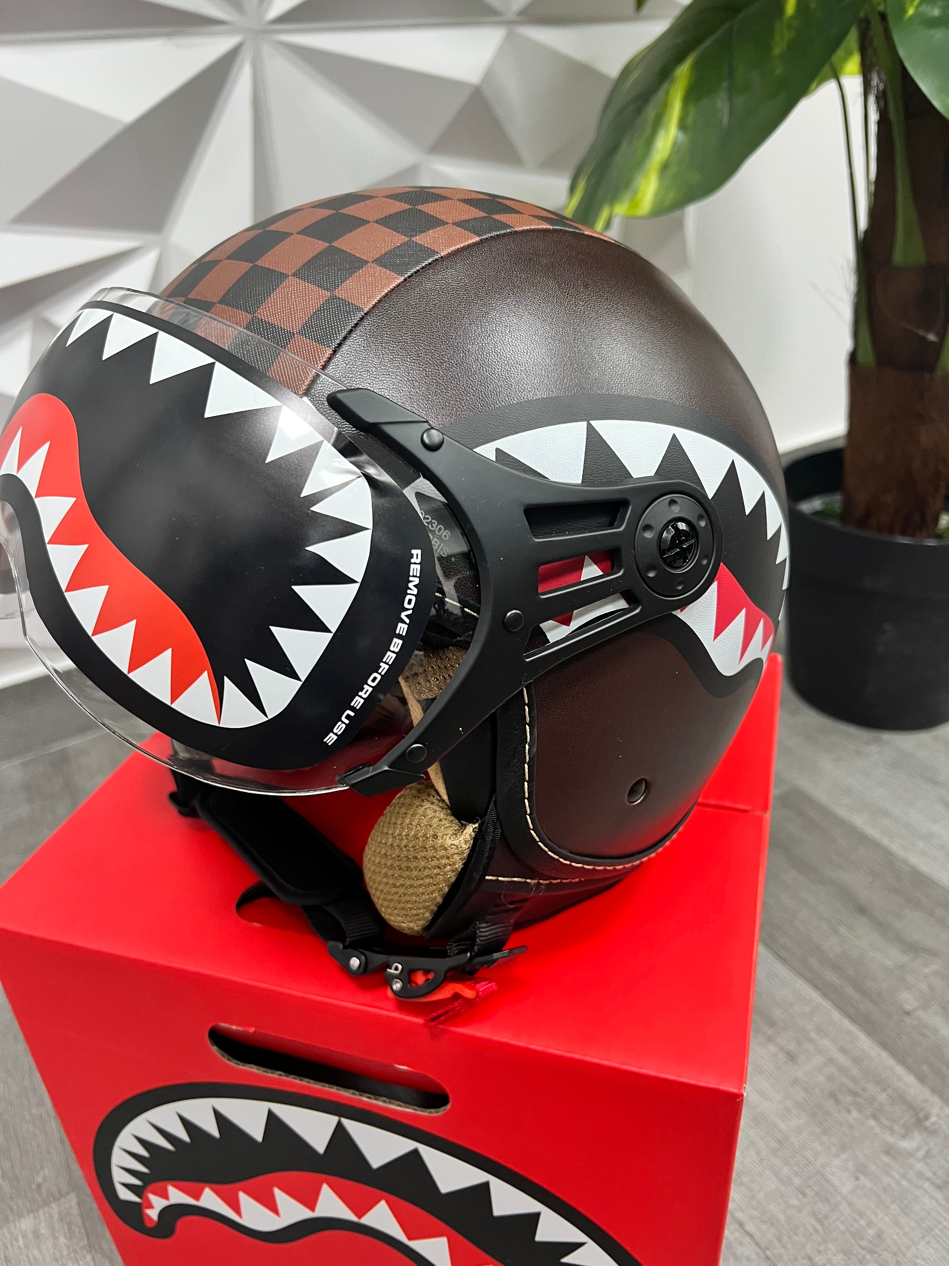 CASCO SPRAYGROUND MARRONE