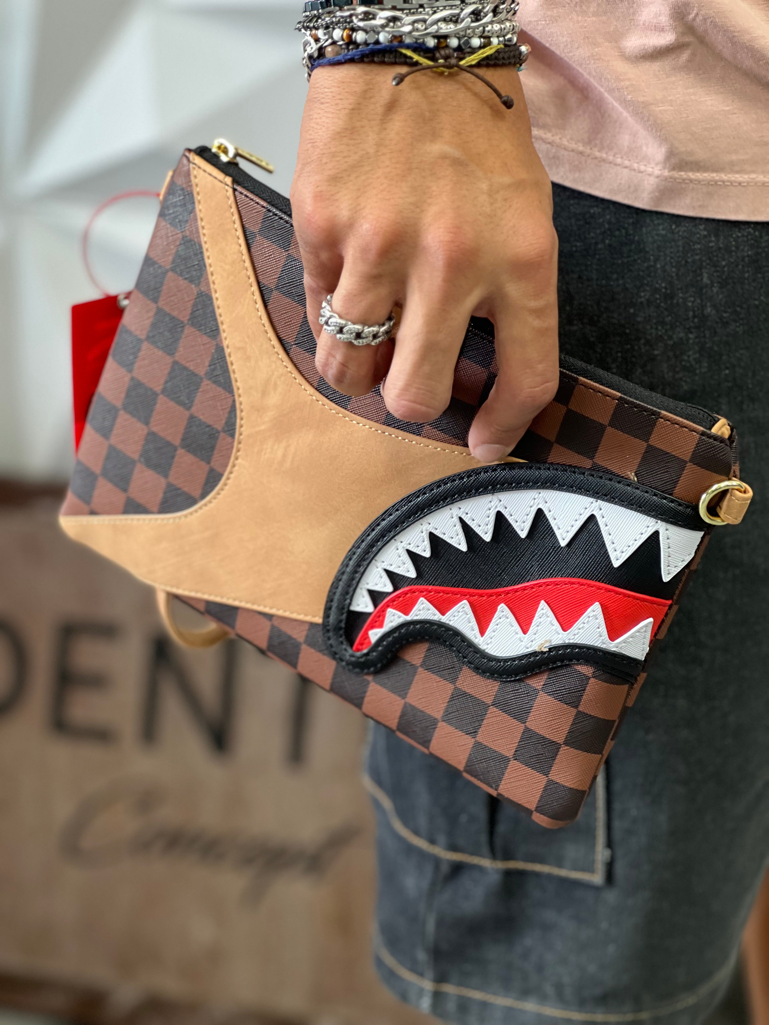 SPRAYGROUND POCHETTE UOMO HENNYVILLE CROSSOVER CLUTCH 910B7994NSZ MARRONE