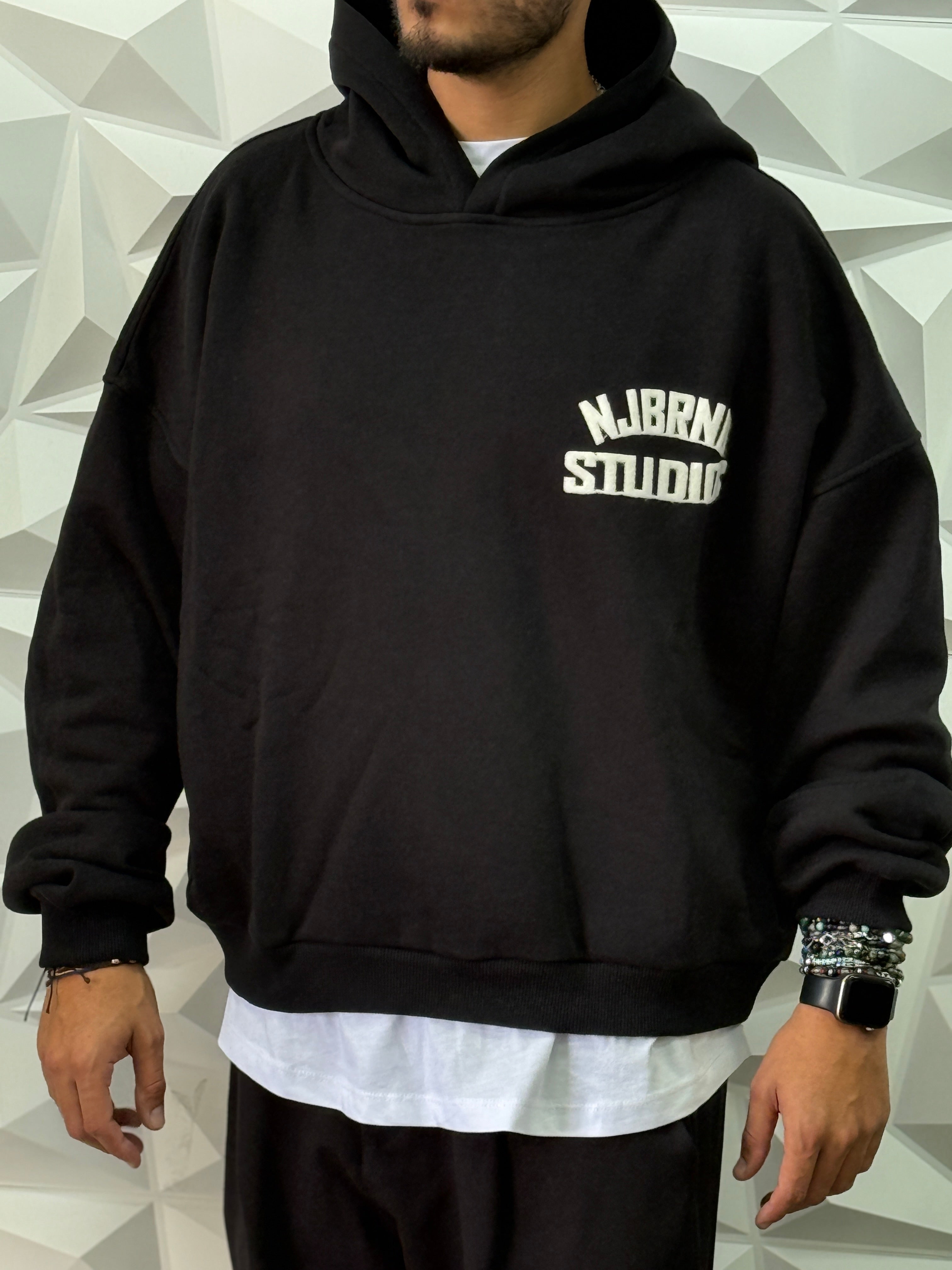 Felpa oversize nera cappuccio studios  New job brand